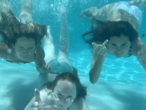 Swimming Pool Pictures With Friends, Pool Asthetic Picture, Pool Photoshoot Ideas Friends, Underwater Photoshoot, Swimming Pool Pictures, Pool Poses, Swimming Pool Photos, Friendship Photoshoot, Underwater Pictures