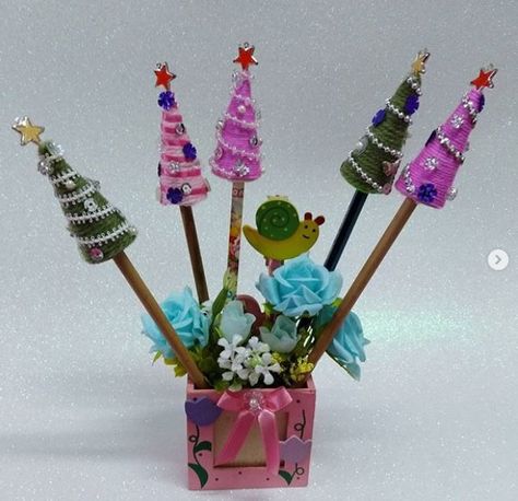 Tutorial No. 13 - Easy to make mini Christmas tree pencil (or pen) topper. Christmas Pencil Toppers Diy, Pencil Toppers Diy, Christmas Tree Pencil, Pen Toppers, Stocking Ideas, Toppers Diy, 3d Christmas Tree, Christmas Crafting, Pencil Design