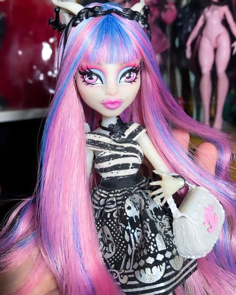 Monster High Toys, Rochelle Goyle, High Barbie, Doll Customization, Arte Monster High, Doll Customs, Mh Dolls, Dolls Monster High, Monster High Custom