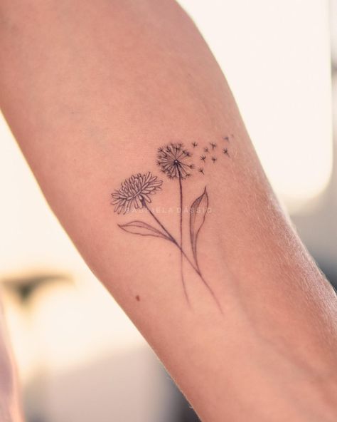 Dandelion Tattoos: 30+ Examples, Meaning and Top Drawings - 100 Tattoos Dandelion Tattoo Meaning, Dandelion Tattoo Design, Snow Tattoo, Thumb Tattoos, Butterfly Tattoo Meaning, Dandelion Tattoo, Family Tattoo, A Dandelion, Red Tattoos