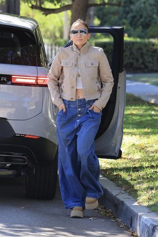 J Lo Style, Tan Jean Jacket, Jennifer Lopez Outfits, Ben Affleck Jennifer Lopez, J Lo Fashion, Fall Winter Wardrobe, Jeans Fashion, Denim Trends, Current Styles