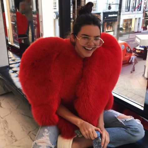 Fitness Model Diet, Red Fur Coat, Style Kendall Jenner, Model Diet, Faux Fur Cape, Toni Garrn, Red Fur, Kendall Jenner Outfits, Jenner Outfits