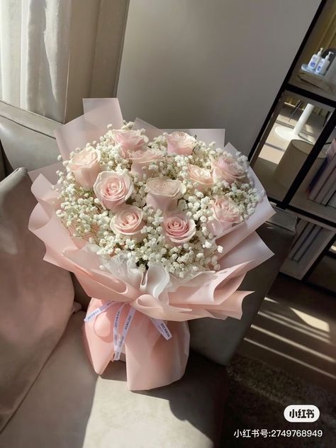 Cute Birthday Bouquet, Pretty Flower Bouquet Aesthetic, 21 Roses Bouquet, Glittery Flower Bouquet, Flower Bouquet How To Wrap, Pink Roses Birthday Theme, Classy Flower Bouquet, Pink Flower Bouquet Birthday, 21st Birthday Flower Bouquet