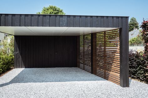 Moderne houten carport. Functioneel, uniek, tijdloos en minimalistische design.▪️Modern wooden carport. Functional, unique, timeless and minimalistic design. | Livinlodge by Carpentier Modern Carport In Front Of House, Modern Car Port Ideas Carport Designs, Carport Designs Modern, Modern Car Port, Modern Car Garage, Modern Carport Ideas, Modern Carport Designs, Wood Divider, Open Garage