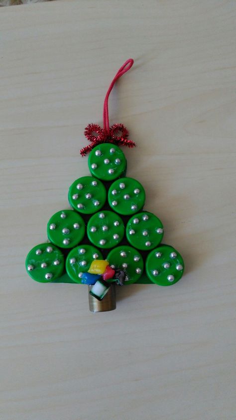 Bottle Top Christmas Decorations, Crafts With Plastic Bottle Caps, Bottle Cap Christmas Tree, Bottle Cap Ornaments Christmas, Plastic Bottle Top Crafts, Bottle Cap Christmas Crafts, Bottle Lid Crafts, Christmas Tree Recycled Materials, Upcycled Christmas Crafts