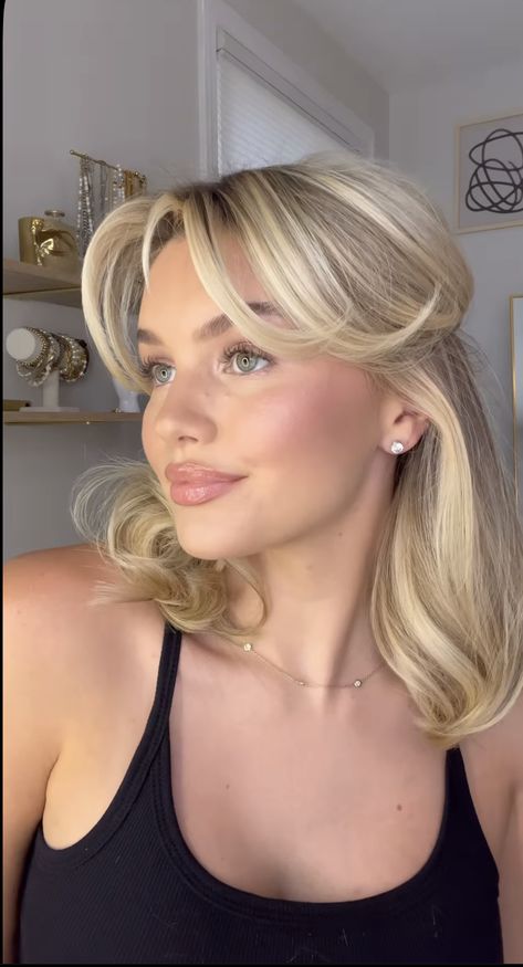 Short Blonde Hair Styles With Bangs, Blonde Hair Collar Bone Length, Blonde Short Medium Hair, Old Money Short Blonde Hair, Short Blonde Hair Hairstyles, Short Blonde Hair And Bangs, Platinum Blonde Brown Eyes, Short Blonde With Curtain Bangs, Cropped Blonde Hair