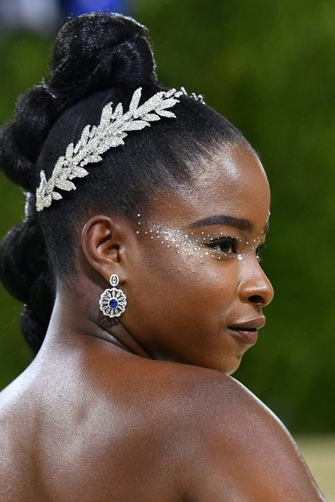 Met Gala 2021: Celebrities Wearing Crystal Hair and Makeup Met Gala Makeup Ideas, Makeup Ideas With Crystals, Makeup Ideas Gemstones, Crystal Eye Makeup Gems, Met Gala Headgear, Surrealism Ball, Gvf Outfit, Rihanna Met Gala Makeup, Gem Mask Makeup