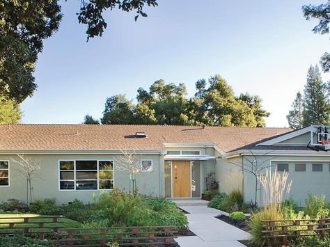 A contemporary ranch home sits pretty in a bed of green. Simple white trim draws attention to architectural details, including the home's distinctive sun-baked brown roof. Paint colors: Riverdale and Ultra Pure White by Behr Green Ranch House Exterior, Exterior Color Palette, Ranch House Exterior, House Paint Color Combination, Brown Roof, Exterior House Paint Color Combinations, Exterior House Color, Stucco Homes, Paint Color Inspiration