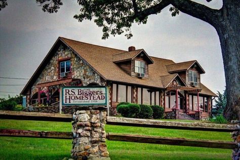 This Classic Waterfront Steakhouse In Arkansas Has Legendary Steaks Arkansas Travel, Homestead Farm, Outdoor Spa, Weekend Trip, Luxury Accommodation, Bed Breakfast, Trip Ideas, Weekend Trips, Maine House