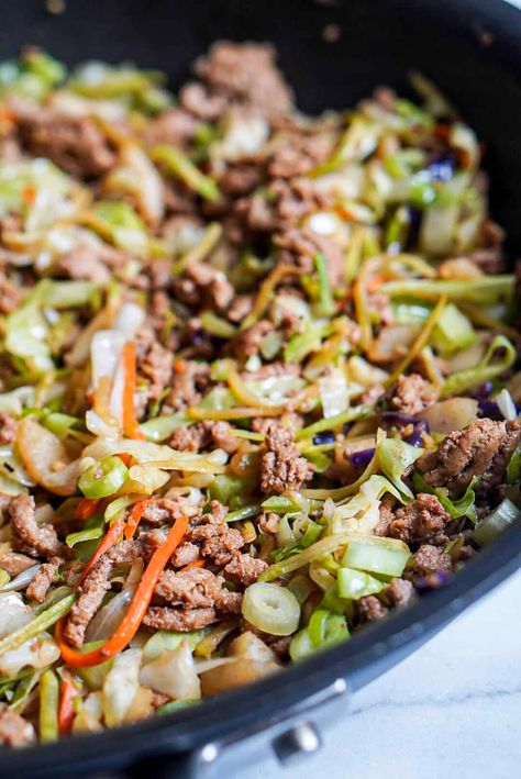 High protein egg roll in a Bowl - Great for Meal Prep Healthy Egg Rolls, Telur Gulung, Pork Egg Rolls, Chicken Spring Rolls, Eggroll In A Bowl, Egg Roll In A Bowl, Healthy Dinner Options, Egg Roll Recipes, Coleslaw Mix