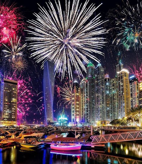 Dubai New Year, Dubai New Years Eve, Dubai Video, Happy New Year Wallpaper, New Year Gif, What A Beautiful World, Service Trip, Best Places To Travel, Nouvel An