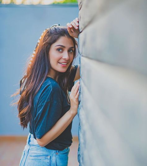 65k Likes, 558 Comments - Ayeza Khan (@ayezakhan.ak) on Instagram: “Every new day brings a rainbow of hope.” Foto Top, Shotting Photo, Portrait Photography Women, Ayeza Khan, Friend Poses Photography, Photography Posing Guide, Stylish Photo Pose, Model Poses Photography, Fashion Photography Poses