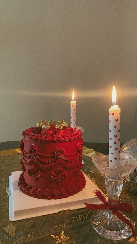 Red Velvet Aesthetic Birthday, Classic Cake Designs Birthday, Red Vintage Cake Aesthetic, Old Money Cake Ideas, Redvelvet Cake Design Birthday, Redvelvet Cake Designs, Birthday Cake Red And Gold, Cherry Red Birthday Theme, Vintage Red Velvet Cake