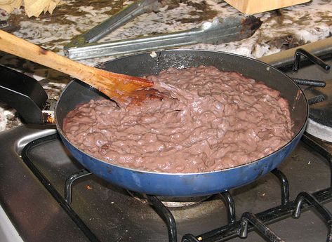 Frijoles Fritos Nicaraguenses Imagen: Karyn Christner / CC BY (https://creativecommons.org/licenses/by/2.0) Frijoles Refritos, Refried Beans, Group Meals, Nachos, Mexican Food Recipes, Feta, Healthy Recipes, Meat