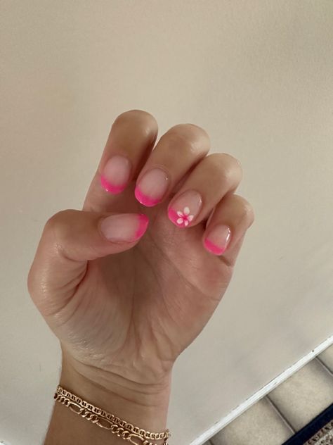 summer nails flower Simple Hawaii Nails Short, Cute Pink Nails With Design, Short Nail Designs Almond Shape Summer, Short Natural Vacation Nails, Pink Gel Nail Designs For Summer, Easy Short Square Nail Ideas, Flower Short Nail Designs, Cute Nail Designs On Natural Nails, Hawaiian Nails Designs Short