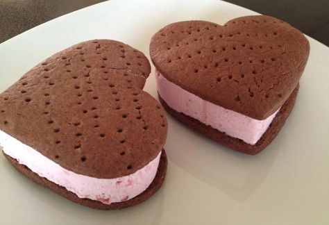 Strawberry Ice Cream Sandwich, Choco Biscuit, Neapolitan Ice Cream, Pink Frosting, Wedding Treats, Ice Cream Sandwiches, Cream Sandwich, Chocolate Strawberry, Strawberry Ice Cream