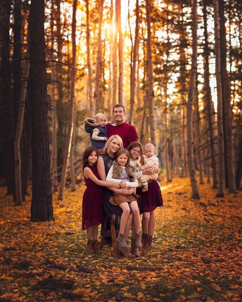 50 Best Fall Photoshoot Ideas to Try in Autumn 2021 Large Family Photography, Fall Photoshoot Family, Fall Photo Shoot Outfits, Family Studio Photography, Autumn Family Photography, Fall Family Portraits, Fall Portraits, Outdoor Family Photography, Outdoor Family Photos