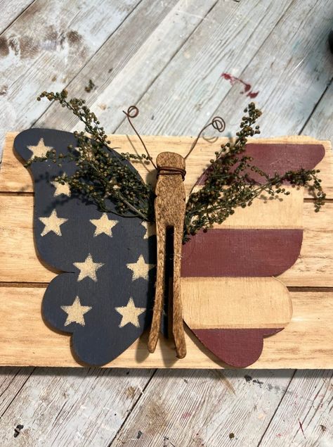 Patriotic Wood Crafts, Americana Crafts Diy, Diy Americana Decor, Fouth Of July Crafts, Butterfly Sign, Patriotic Crafts Diy, Clothespin Crafts Christmas, Summertime Crafts, Americana Crafts