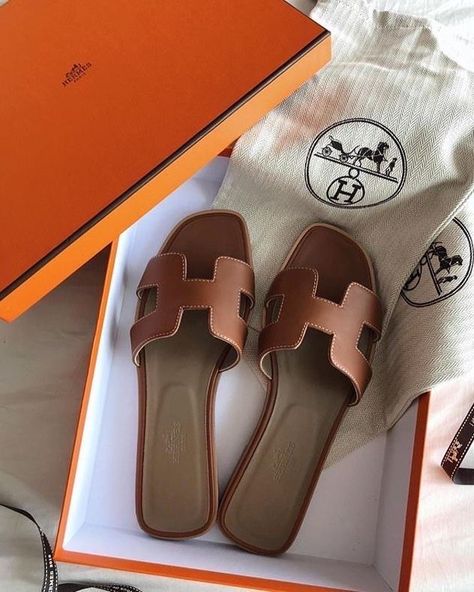 Hermes Slippers, Tas Lv, Hermes Oran Sandals, Hermes Shoes, Fancy Shoes, Brown Sandals, Shoe Game, Cute Shoes, Summer Shoes