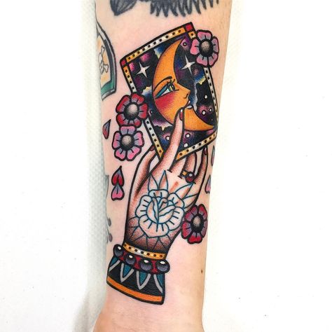 Traditional tattoo of a hand holding a tarot card with a moon on it Tattoo Main, Circus Tattoo, Mangas Tattoo, Tarot Tattoo, Tarot Card Tattoo, Tattoo Old School, Tattoos Geometric, Tattoo Traditional, Traditional Tattoo Art