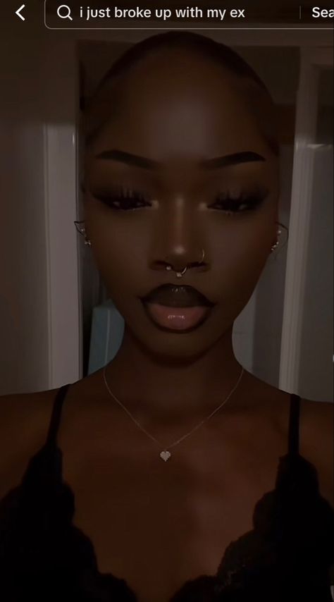 Prom Make Up Looks Natural, Dark Skin Lips, Black Lip Liner Makeup, Brow Lip Combo, Different Aesthetic Makeup Looks, B Day Makeup, Black Upper Lip Makeup, Man Eater Make Up, Natural Lip Combos For Dark Skin