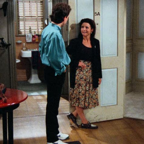 #seinfeld #kramer #jerryseinfeld #elainbenes #elaine #georgecostanza #90s #sitcom #seinfeldicon #icon Elaine Benes Fashion, Elaine Benes Costume, Elaine Seinfeld Outfits, Julia Louis Dreyfus 90s, Seinfeld Outfits, Elaine Benes Outfits, Sitcom Fashion, Seinfeld Elaine, Seinfeld Kramer