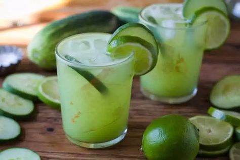 cucumber lime tequila margarita-7 Floral Drinks, Summer Wedding Cakes, Tequila Cocktail, Thanksgiving Drinks, Tacos And Tequila, Cocktails And Mocktails, Good Drinks, Tequila Drinks, Rum Cocktail