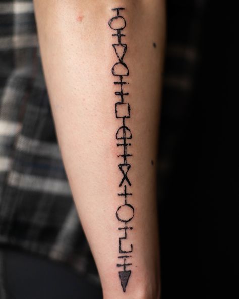 Sirius Black's wand runes. I have very normal feelings about Sirius Black and his werewolf boyfriend. Sirius Black Quotes Tattoo, Sirius Black Wand Runes Tattoo, Sirius Black Wand, Sirius Black Quotes, Pennywise Tattoo, Black Wand, Werewolf Boyfriend, Sirius Black Tattoo, Harry Potter Sirius