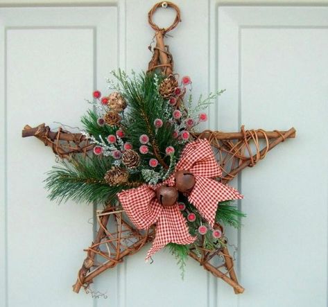 Christmas Parol, Star Crafts, Outdoor Christmas Tree Decorations, Door Wreath Christmas, Centerpieces Ideas, Winter Centerpieces, Rustic Christmas Ornaments, Kissing Ball, Natural Christmas Decor