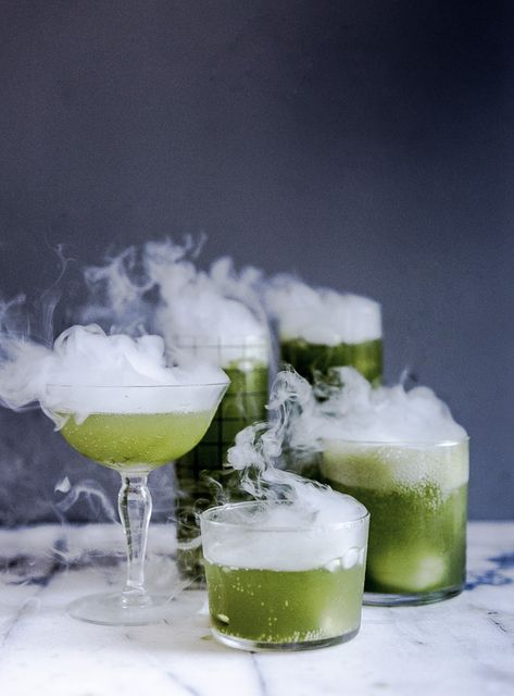 Spooky Matcha Cocktails perfect for Halloween by @papernstitchblog. Coktail Halloween, Dry Ice Cocktails, Courvoisier Cognac, Matcha Cocktail, Batch Cocktails, Jello Shot, Halloween Movie Night, Dry Ice, Halloween Cocktails