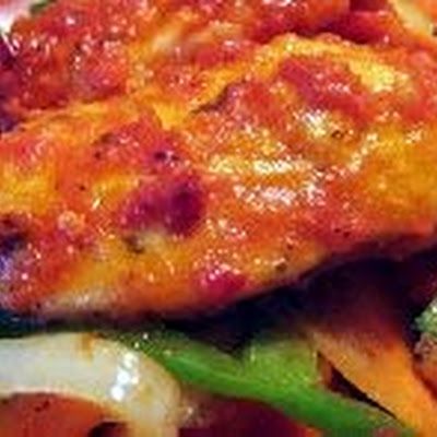 Hell's Kitchen Chicken @keyingredient #cheese #chicken #tomatoes Gordon Ramsay Dishes, Chef Ramsey, Gordon Ramsey Recipes, Chicken Tomatoes, Chefs Recipes, Gordon Ramsay Recipe, Las Vegas Food, Buffalo Chicken Sandwiches, Chicken Kitchen