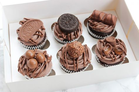 Chocolate Cupcake Designs Ideas, Brown Cupcakes Aesthetic, Pretty Chocolate Cupcakes, Male Birthday Cupcakes, Birthday Cupcakes Chocolate, Chocolate Cupcakes Aesthetic, Chocolate Cupcake Decoration, Chocolate Cupcake Decorating Ideas, Chocolate Cupcakes Birthday