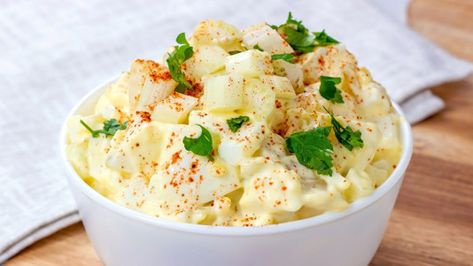 Seriously, it's like everyone has their favorite way to make potato salad. If you've wondered what makes Amish potato salad so good, you're in the right spot. Amish Potato Salad, Amish Potato Salads, Taco Seasoning Recipe, German Potato Salad, Hard Cooked Eggs, Vegan Mayonnaise, Amish Recipes, Appetizer Salads, Potatoe Salad Recipe