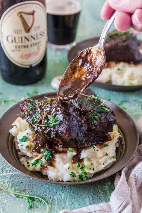 Beer Braised Short Ribs, Braised Short Ribs, Think Food, Short Ribs, Beef Dishes, Meat Recipes, Gravy, Fudge, Beef Recipes