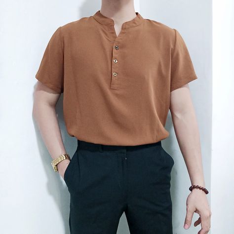 Chinese Collar Polo For Men Outfit, Chinese Collar Shirt For Men, Satin Shirt Men, Outfit Cowo, Chinese Collar Shirt, Polo Outfit Men, Collar Outfits, Polo For Men, Gents Kurta Design