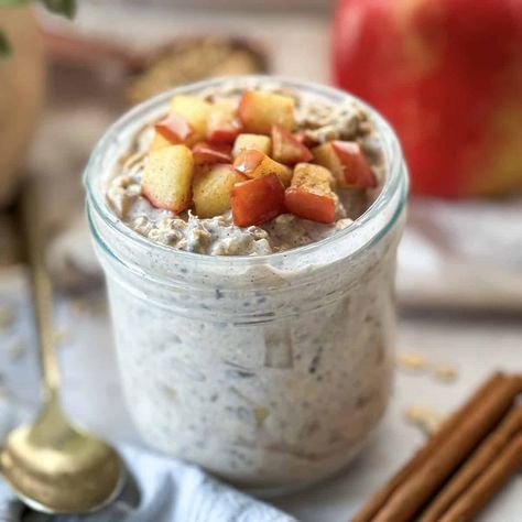 These Apple Cinnamon Overnight Oats taste like apple pie and are a simple nutritious breakfast that only takes 10 minutes to meal prep! Peach Overnight Oats, Apple Pie Overnight Oats, Apple Overnight Oats, Prep Breakfast, Parfait Breakfast, Overnight Oatmeal, Vegetarian Breakfast Recipes, Oats Recipe, Overnight Oats Recipe