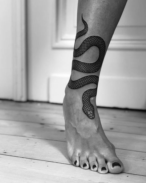 Snake Thigh Tattoo, Snake Leg Tattoo, Snake Ankle Tattoo, Tattoo Bein Frau, Backpiece Tattoo, Snake Black, Black Instagram, Tattoo Female, Snake Tattoo Design