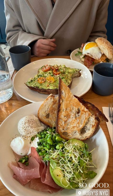 Business Lunch Aesthetic, Lunch With Mom Aesthetic, Cafe Lunch Aesthetic, Restaurant Lunch Aesthetic, Healthy Dinner Aesthetic, Lunch Aesthetic, Aesthetic Lunch, White Culture, Family Lunch