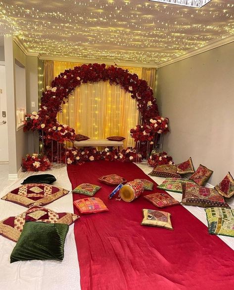 Indoor Dholki Decor, Bangal Ceremony Decorations, Manje Decoration, Baat Pakki Decorations, Dholki Setup, Dholki Decor Home, Mehndi Decor At Home, Dholki Ideas, Dholki Decor