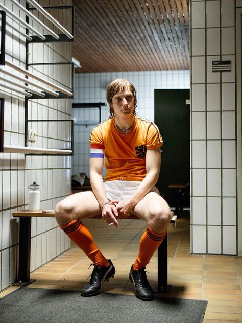 Football Players Images, Johan Cruyff, Football Photography, Madrid Football, Classic Football Shirts, Football Icon, Football Images, Football Fashion, Sports Hero