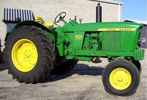 New demand for very old farm tractors specifically because they're low tech Old John Deere Tractors, Farm Scenery, Jd Tractors, Old Tractor, John Deere Equipment, Green Tractors, Flash Games, Antique Tractors, Work Horses