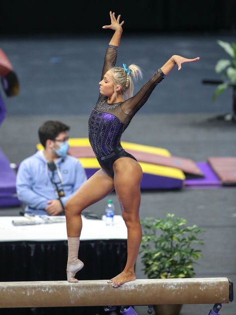 Livvy Dune, Gymnastics Photo Poses, Gymnast Poses, Livy Dunne, Gymnastics Pics, Beach Gymnastics, Lsu Gymnastics, Gymnastics Fails, College Gymnastics