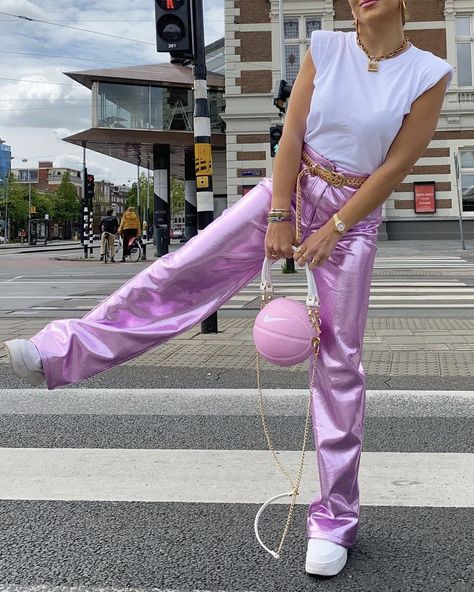 Pink Metallic Pants Outfit, Metallic Pants Outfit, Outfit Rosa, Metallic Trousers, Purse Outfit, Metallic Pants, Metal Clothing, Pink Nike, Summer Style Casual