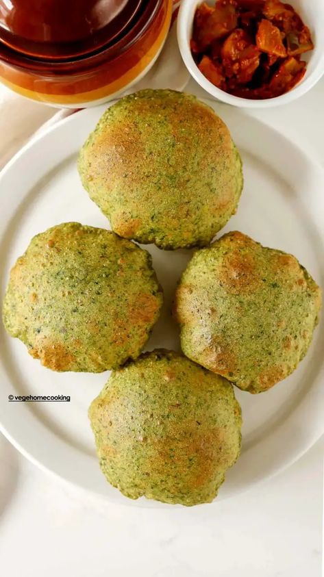 Spinach Puri / Palak Puri Palak Puri Recipe, Palak Puri, Puri Recipes, Vegetable Curry, Indian Recipes, Indian Food Recipes, Pickles, Spinach, Dough