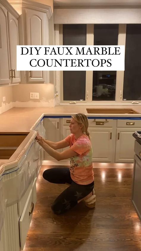 Most Elegant Modern Kitchen Marble Countertop Ideas - Kitchen Organization - Home Decor Diy Countertop Makeover, Epoxy Marble, Diy Faux Marble, Makeover Videos, Countertop Diy, Diy Countertop, Painting Kitchen Countertops, Faux Marble Countertop, Countertop Makeover