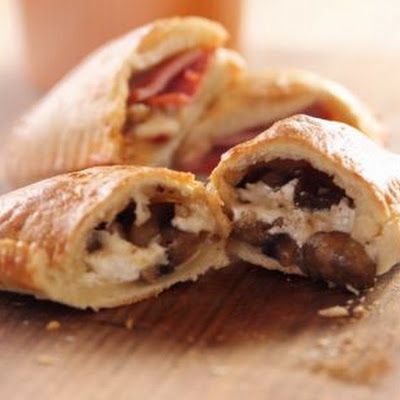 Pizza Pockets (Pioneer Woman) @keyingredient #cheese #bacon #italian Pizza Pockets Recipe, Pockets Recipe, Pizza Pockets, Pioneer Woman Recipes, Ree Drummond, Freezer Cooking, Make Ahead Meals, Pioneer Woman, Freezer Meals