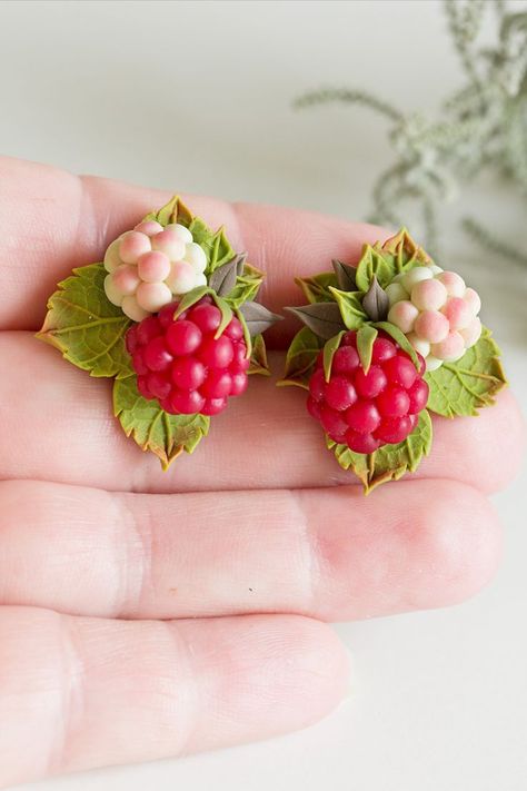 Polymer clay earrings with realistic raspberry and green leaves Raspberry Jewelry, Berry Earrings, Diy Jewelry Tutorials, Botanical Earrings, Earrings Polymer, Clay Baby, Fruit Earrings, Polymer Clay Jewelry Diy, Jewelry Summer