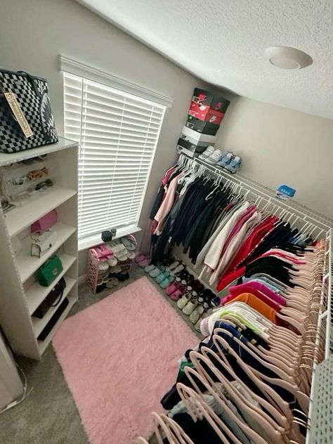 Organization Ideas Bedroom Closet, Cute Walk In Closet Ideas, Room Ideas Aesthetic Wardrobe, Cute Closet Aesthetic, Closet Ideas Walk In, Closet Organization Ideas Small Walk In, Closet Ideas For Small Spaces, Organizing Room, Girl Apartment Decor