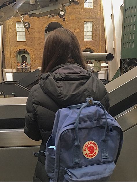 Blue Backpack Aesthetic, Kanken Backpack Aesthetic, Kanken Aesthetic, Study Outfits, Mochila Fjallraven Kanken, Fjallraven Backpack, Study Outfit, Backpack Aesthetic, Backpack Fjallraven