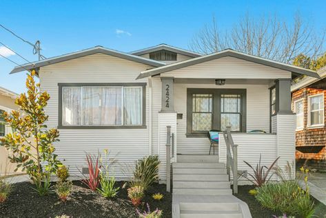 A Light-Filled Little Bungalow with a Fresh New Look in Berkeley - Hooked on Houses California Bungalow Exterior, Bungalow Exterior Colors, Character Homes, Berkeley Homes, California Bungalow, Bungalow Exterior, Cottages And Bungalows, Berkeley California, Character Home